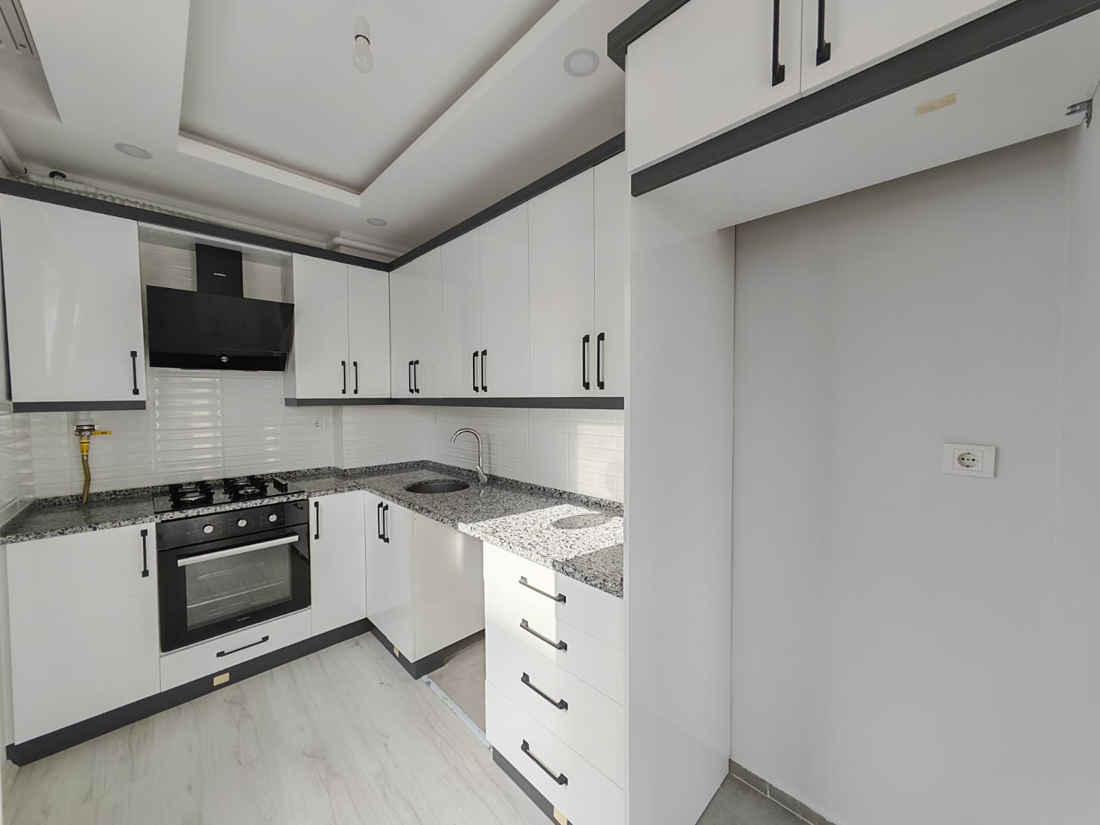 SARAÇLIDA AYRI MUTFAKLI 2 YIILIK ÇİFT BALKONLU 3+1